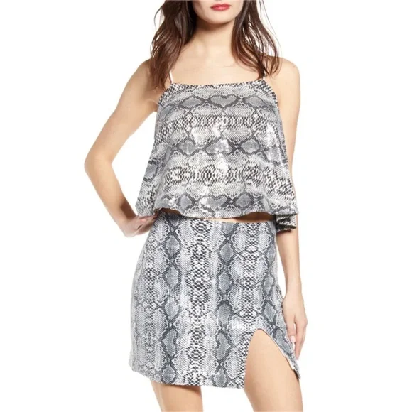 🎁ENDLESS ROSE Snakeskin Cropped Sequin Cami Top - Picture 4 of 9